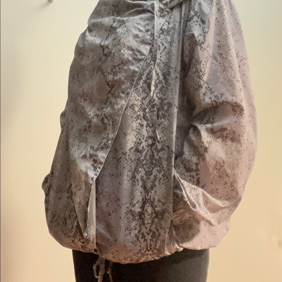 CALVIN KLEIN GREY SNAKESKIN PRINT WINDBREAKER - Picture 4 of 6